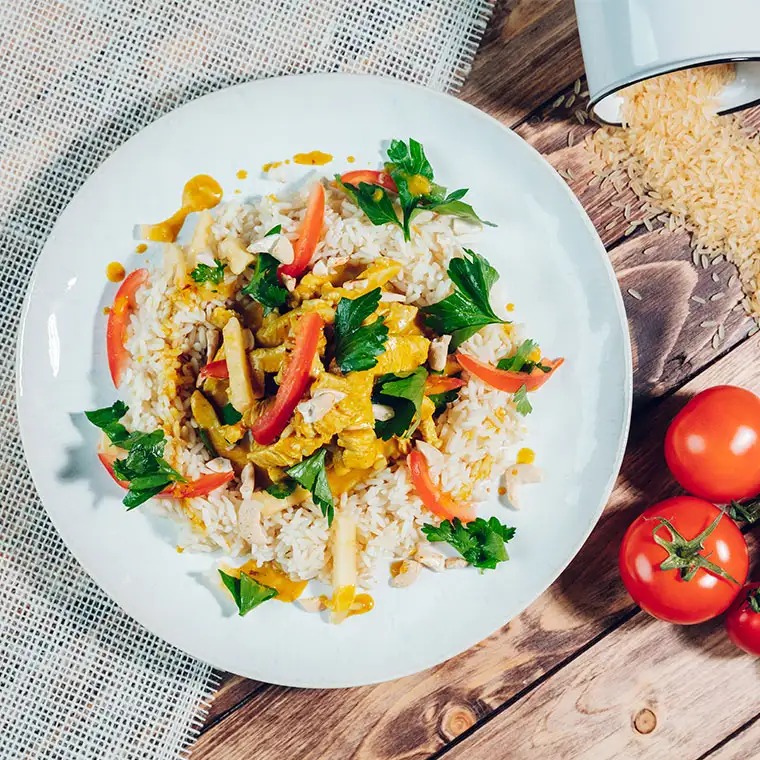 Ein Teller mit indischem Puten-Curry auf Reis.