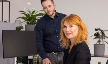 Vielfaltmenü Mitarbeiterin am Bürotisch