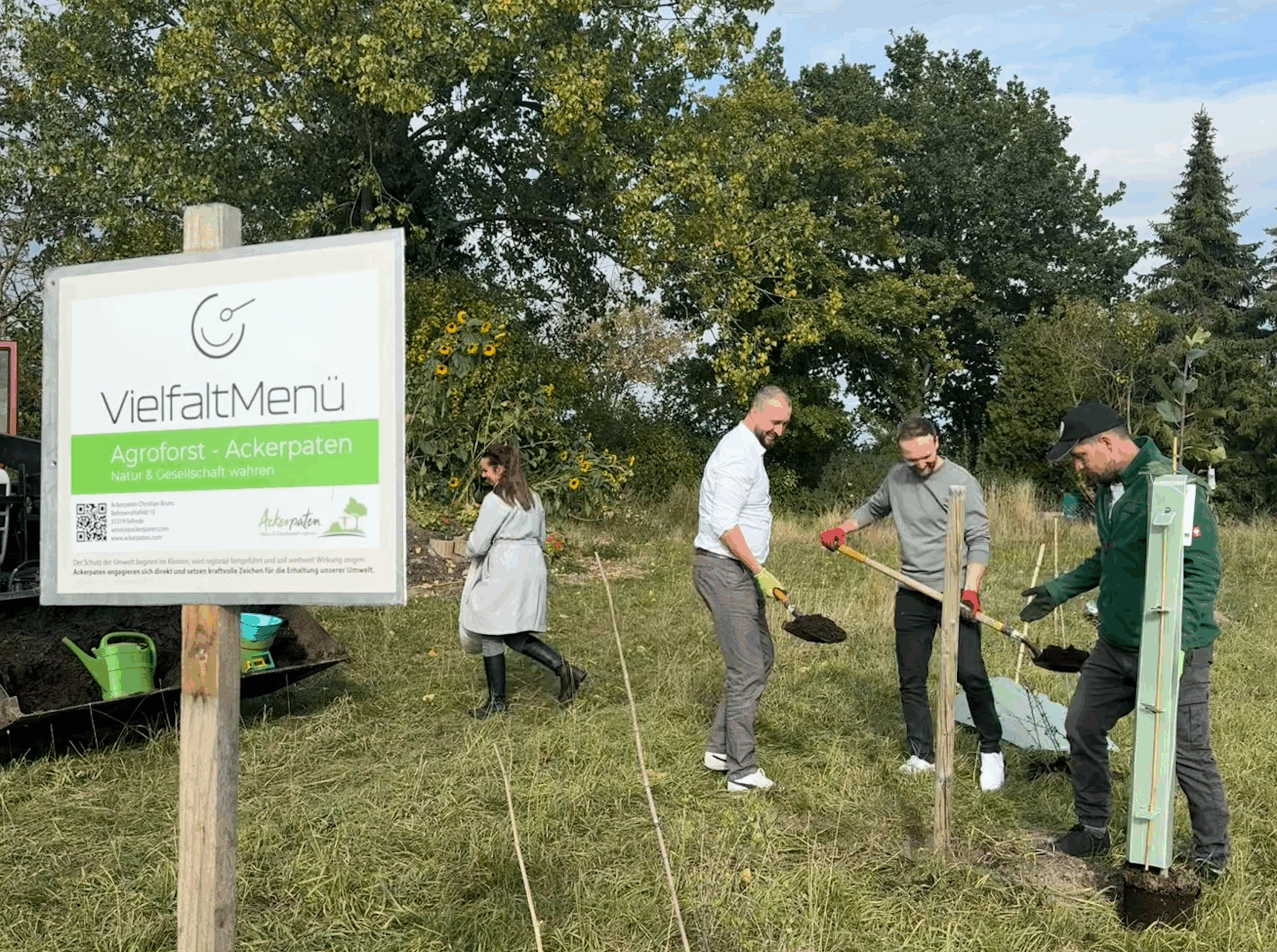 VielfaltMenü Mitarbeiter pflanzt einen Baum auf einem Feld